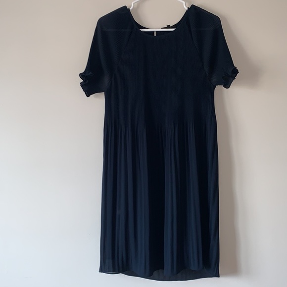 Short sleeved dress size medium - Picture 2 of 2